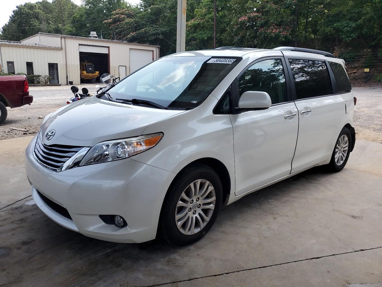 2017 TOYOTA SIENNA