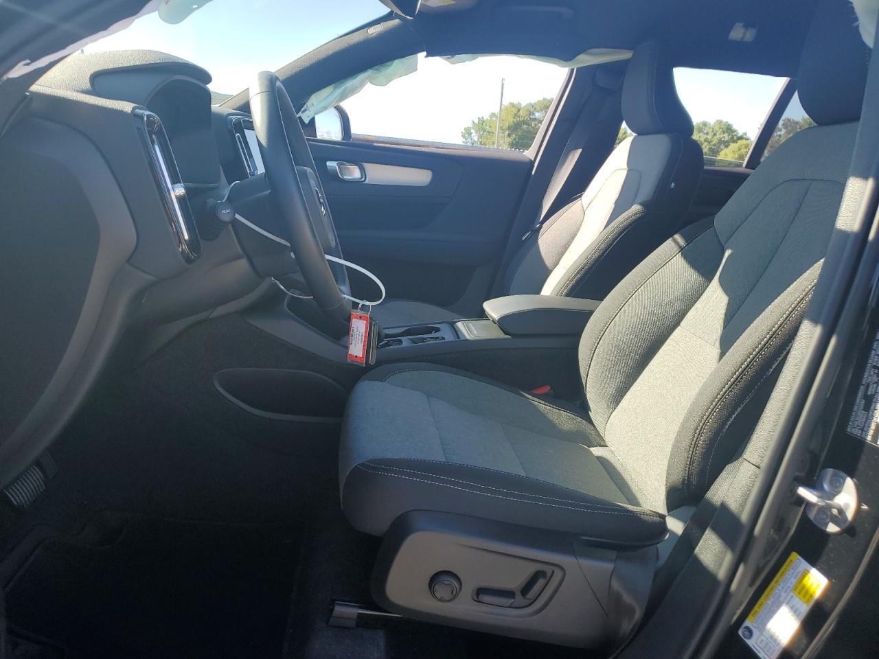 2025 VOLVO XC40