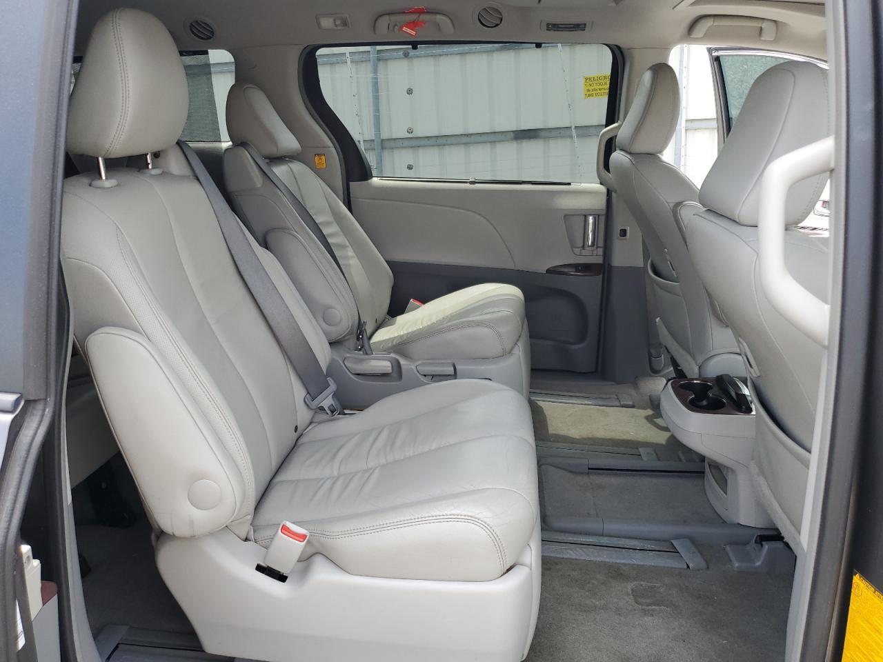2012 TOYOTA SIENNA
