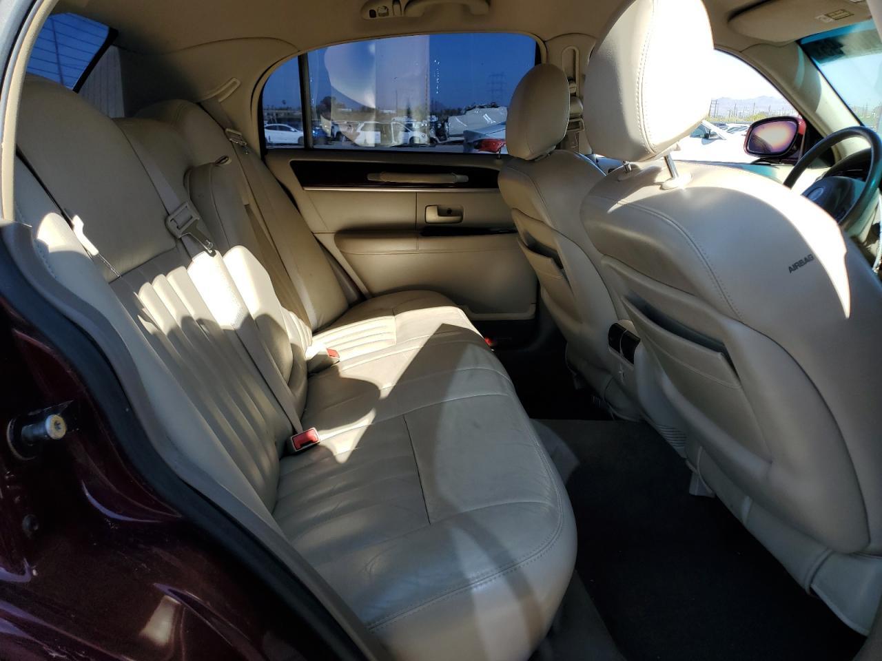 2004 LINCOLN Town Car