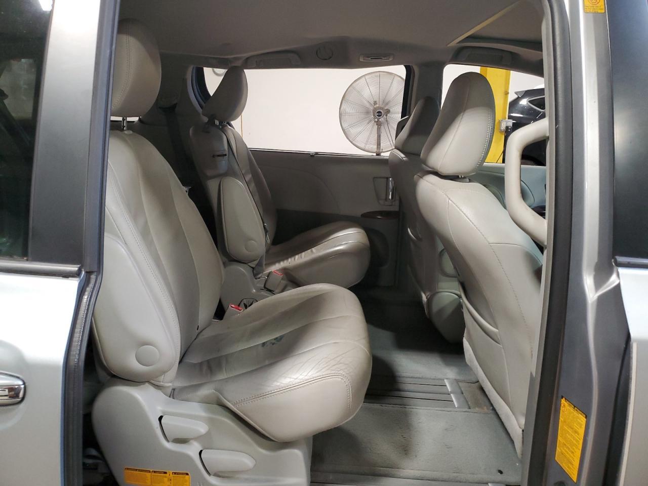 2012 TOYOTA SIENNA