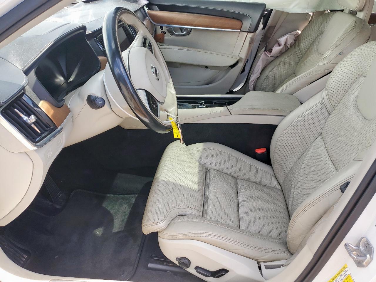 2017 VOLVO S90