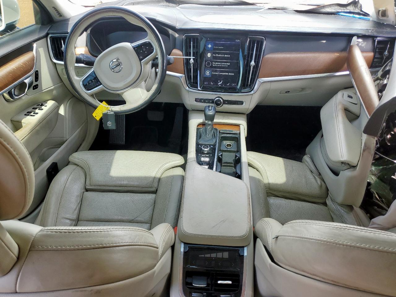 2017 VOLVO S90
