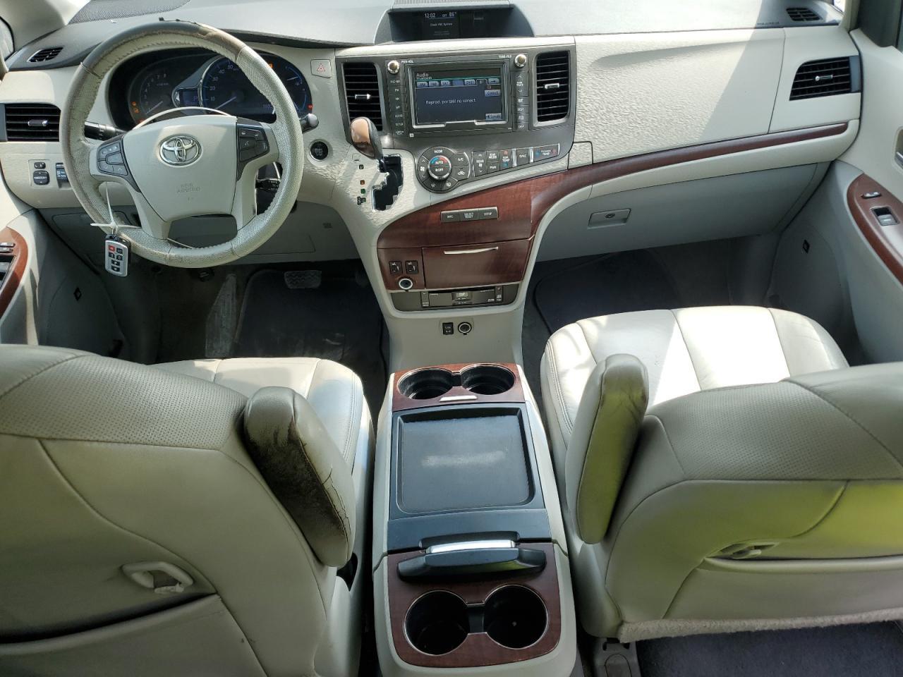 2011 TOYOTA SIENNA