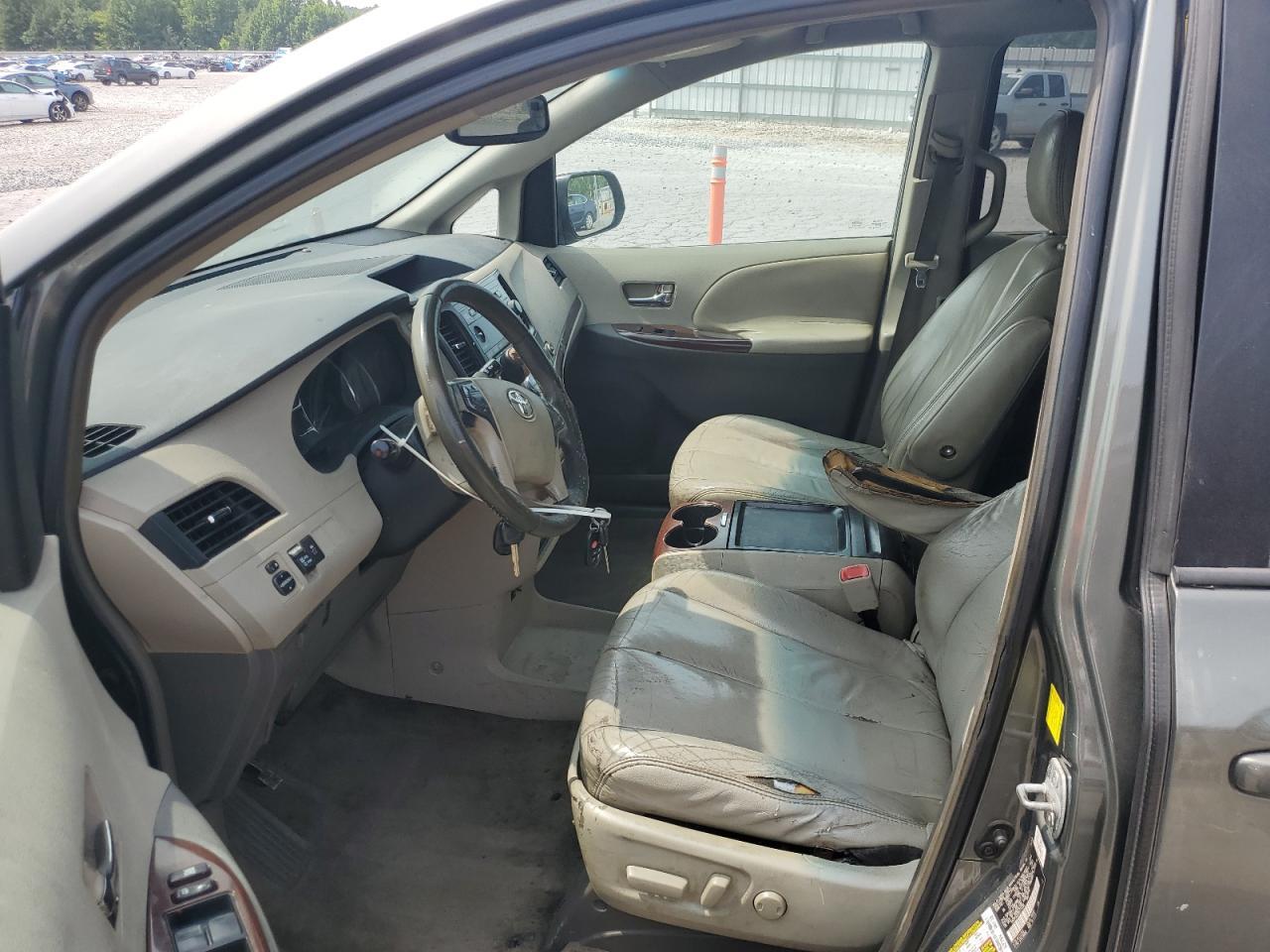 2011 TOYOTA SIENNA