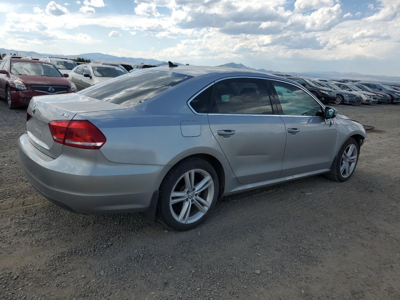 2013 VOLKSWAGEN Passat