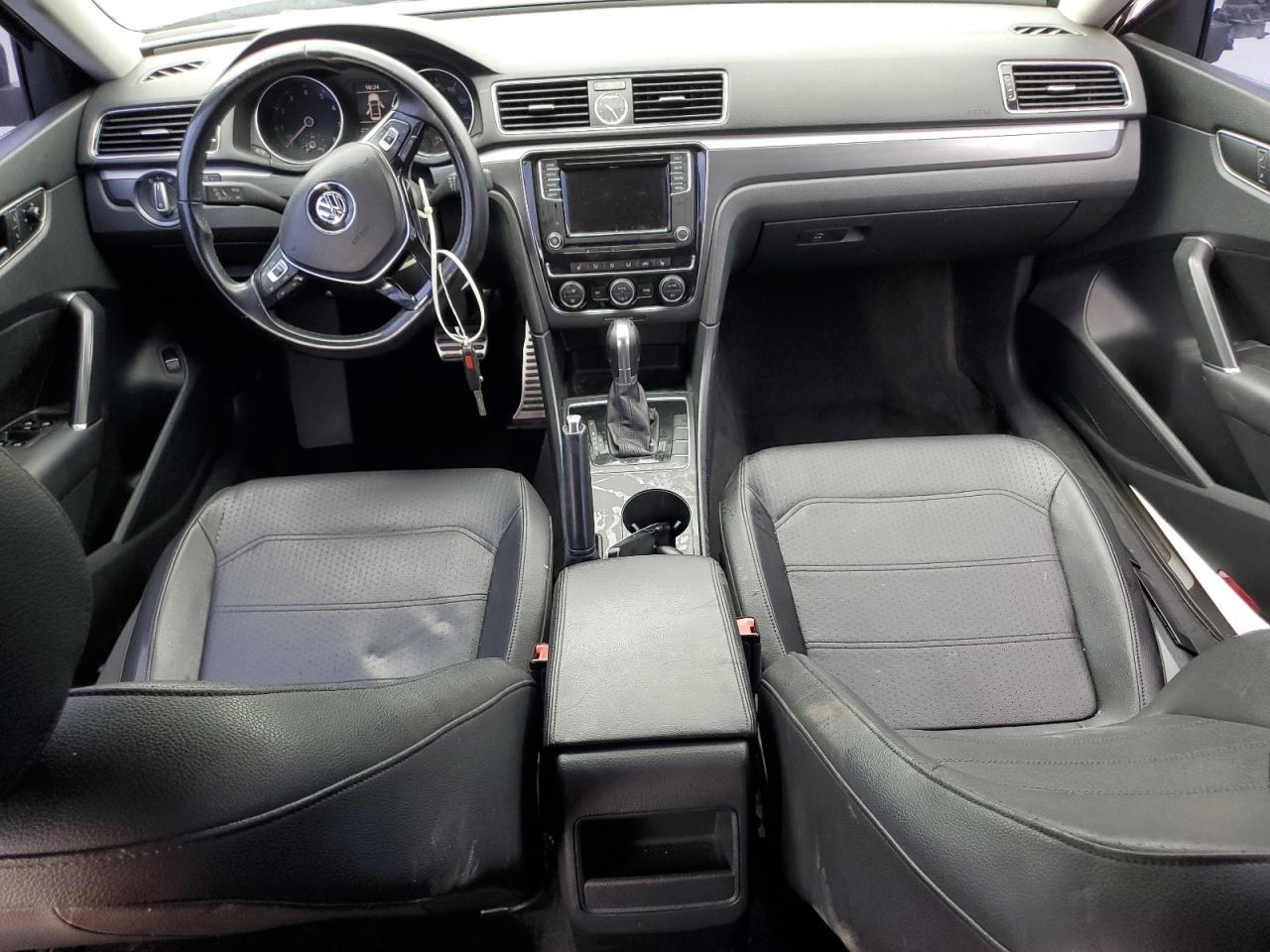 2017 VOLKSWAGEN Passat