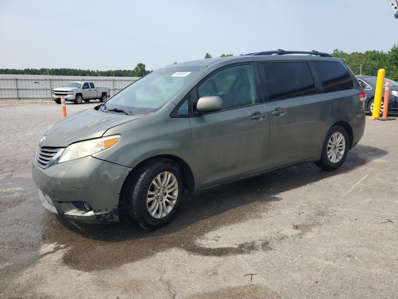2011 TOYOTA SIENNA