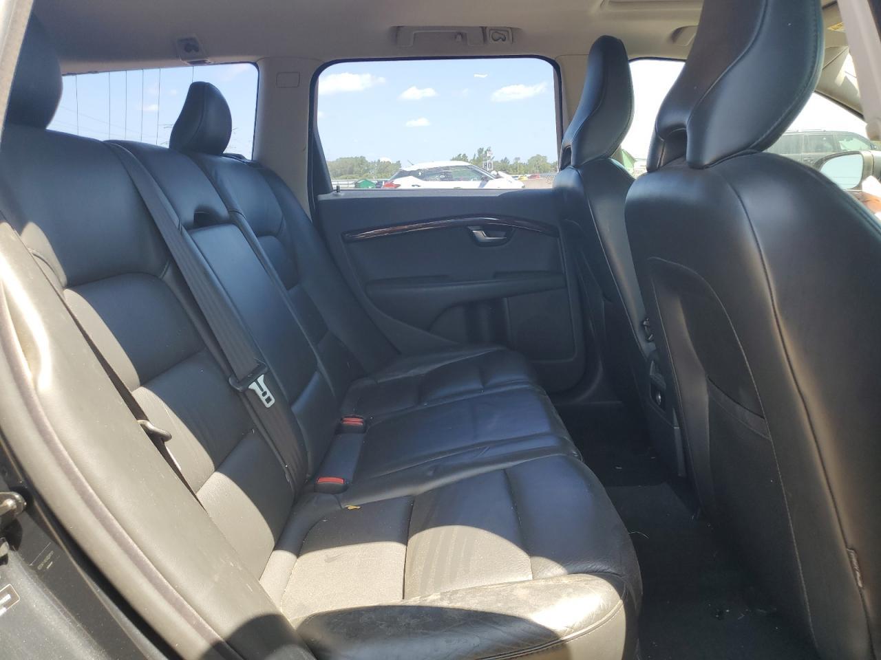 2010 VOLVO V70