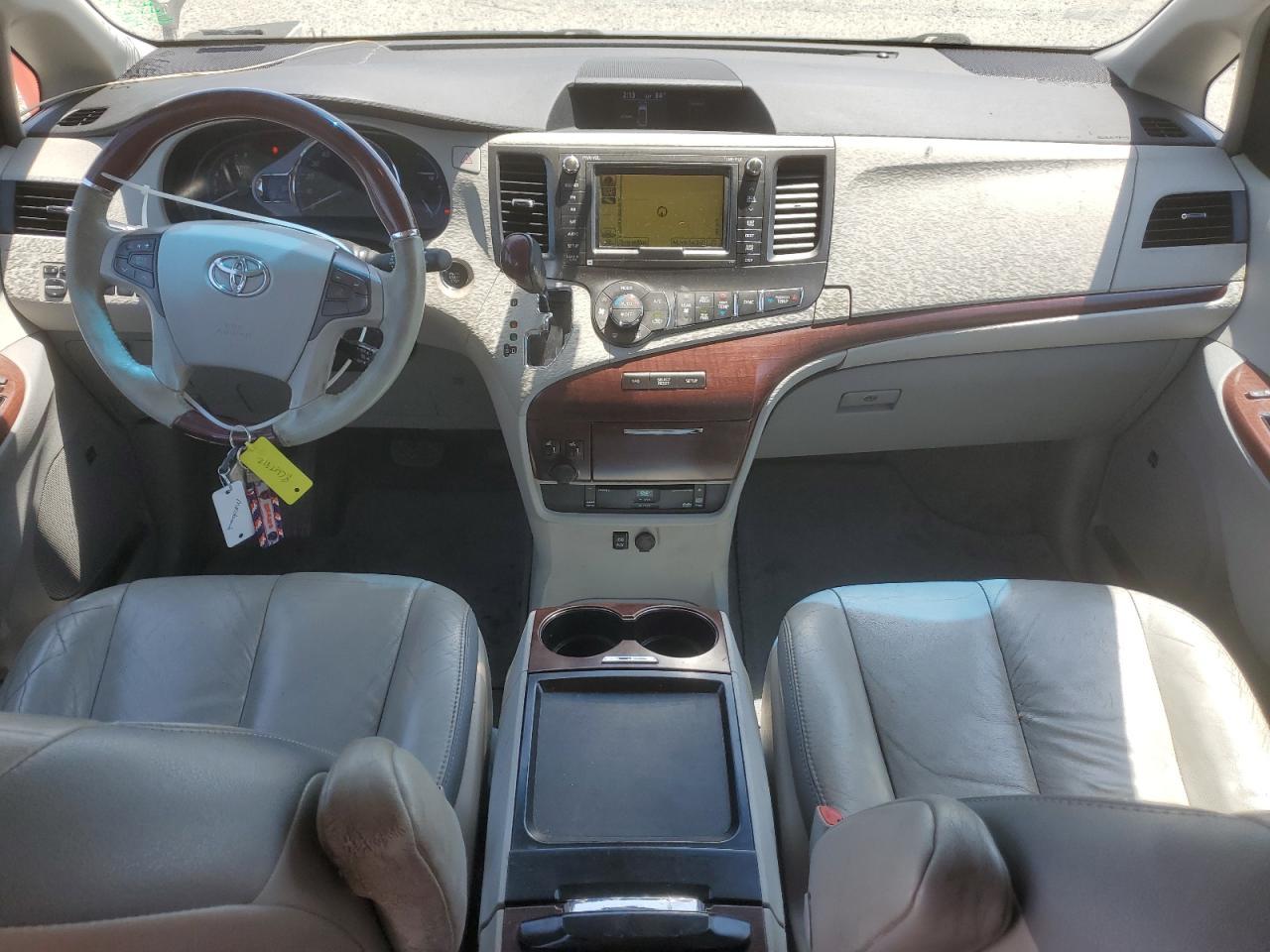 2011 TOYOTA SIENNA