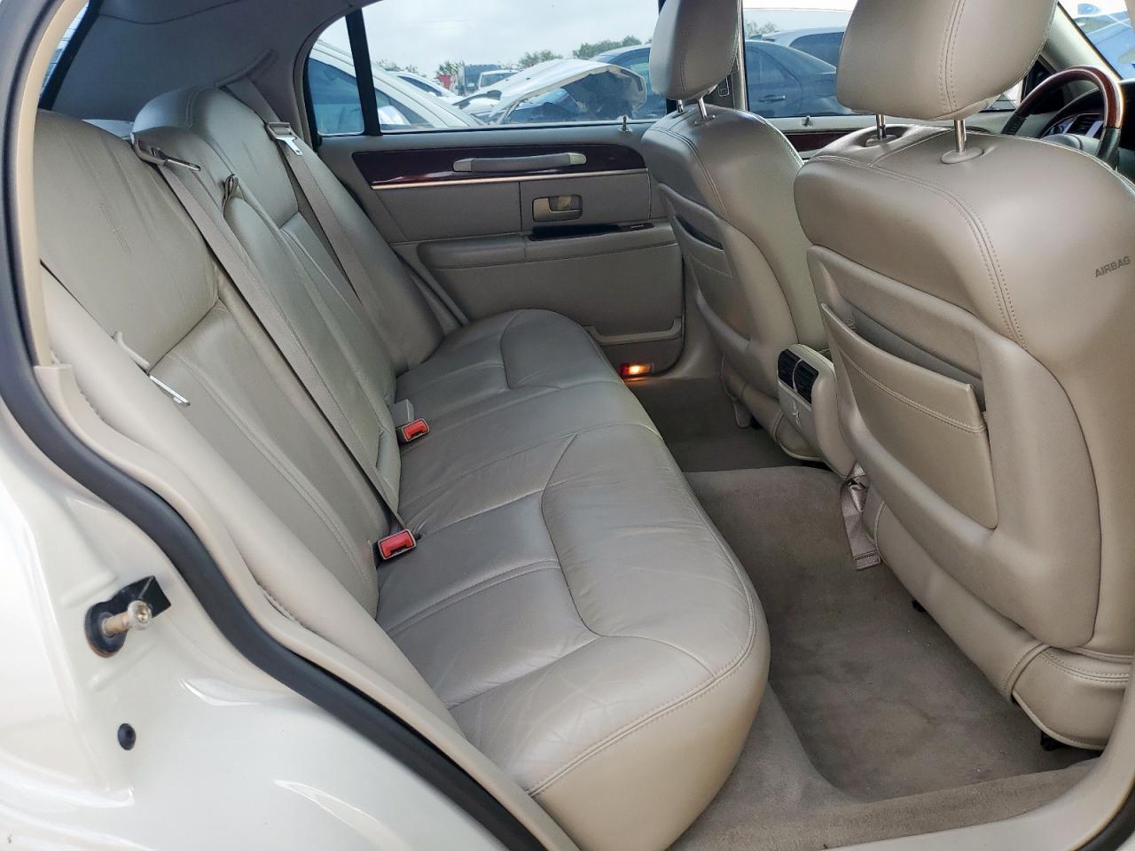 2004 LINCOLN Town Car