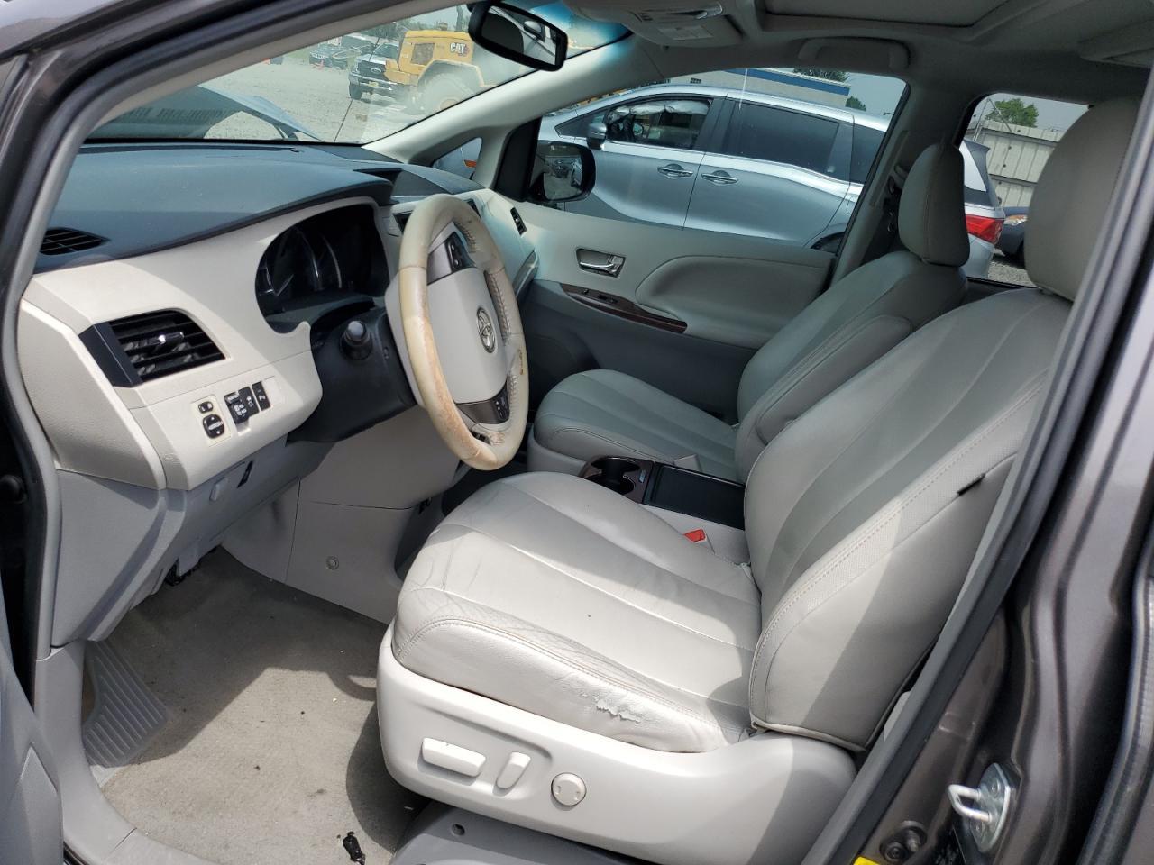 2012 TOYOTA SIENNA