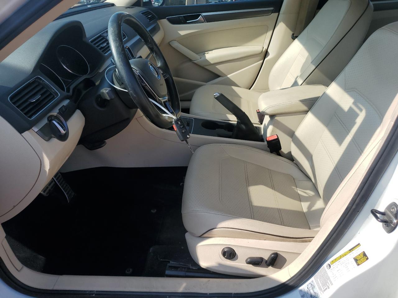 2017 VOLKSWAGEN Passat