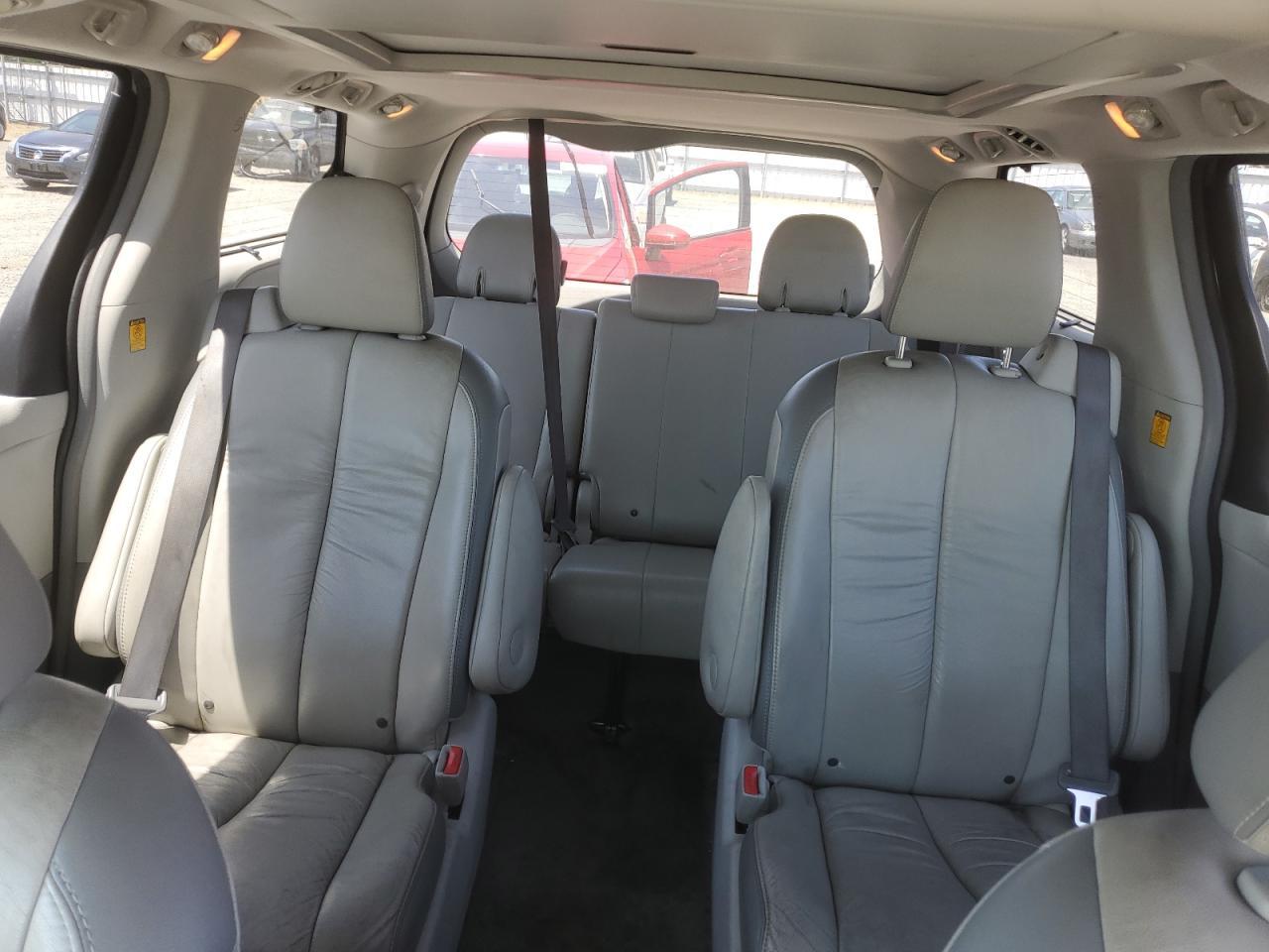 2011 TOYOTA SIENNA