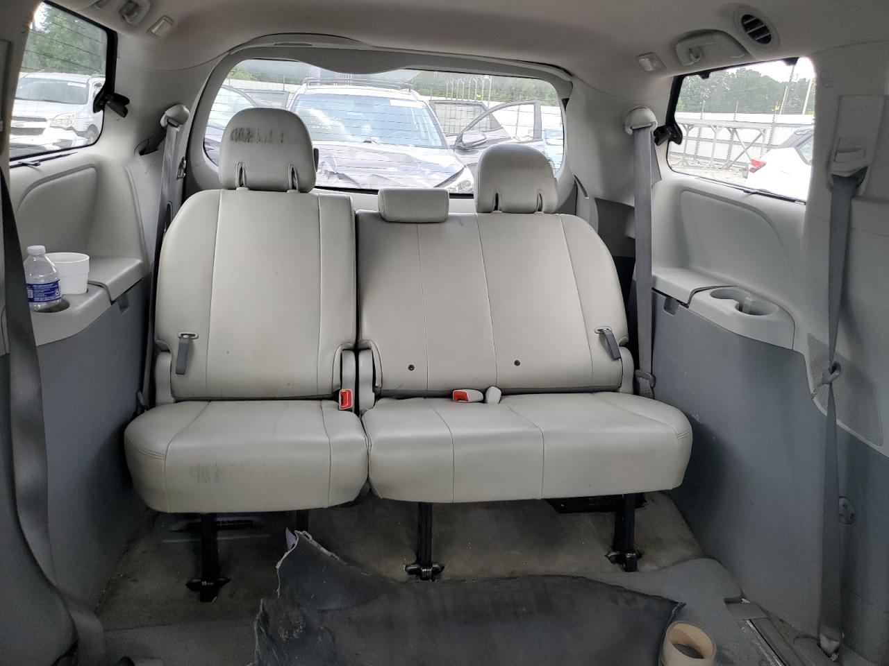 2011 TOYOTA SIENNA