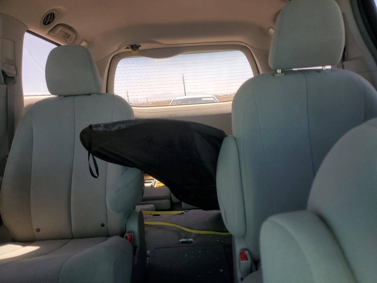 2011 TOYOTA SIENNA