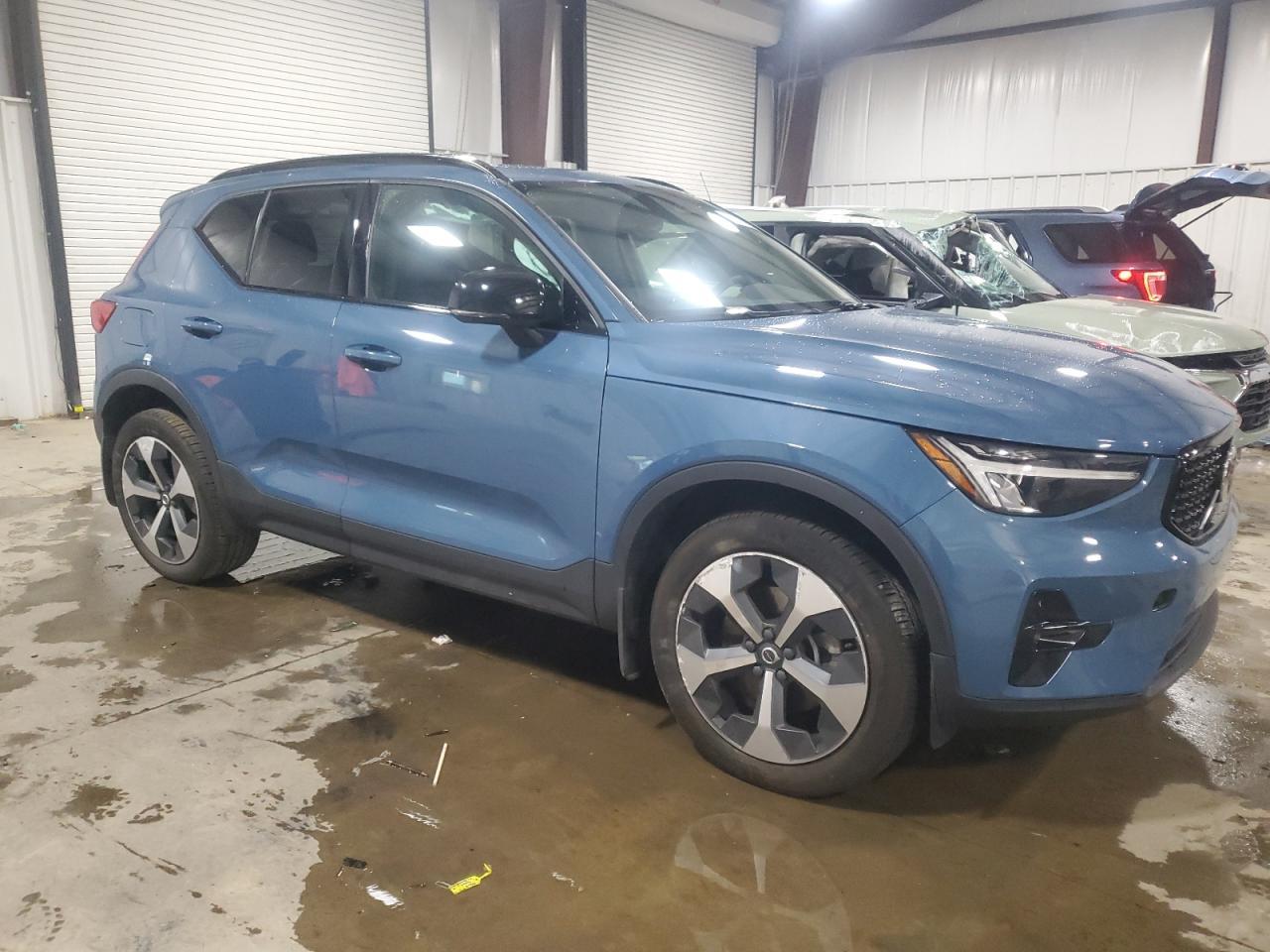 2023 VOLVO XC40