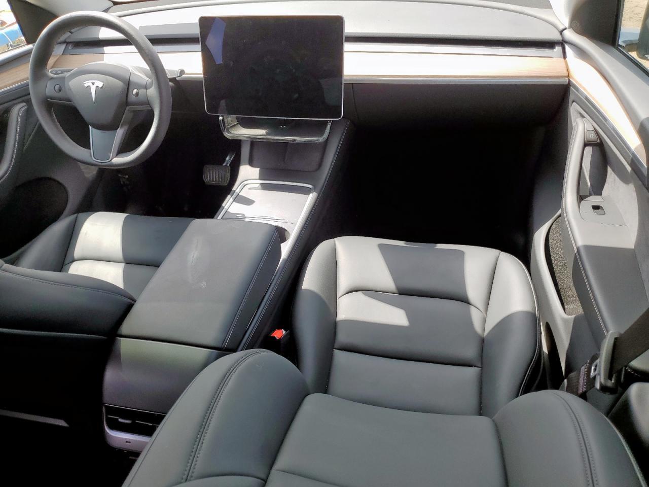 2025 TESLA MODEL Y
