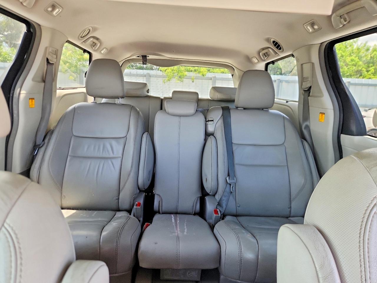 2011 TOYOTA SIENNA