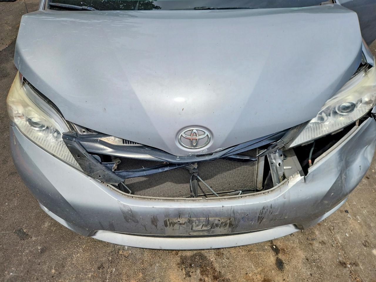 2013 TOYOTA SIENNA