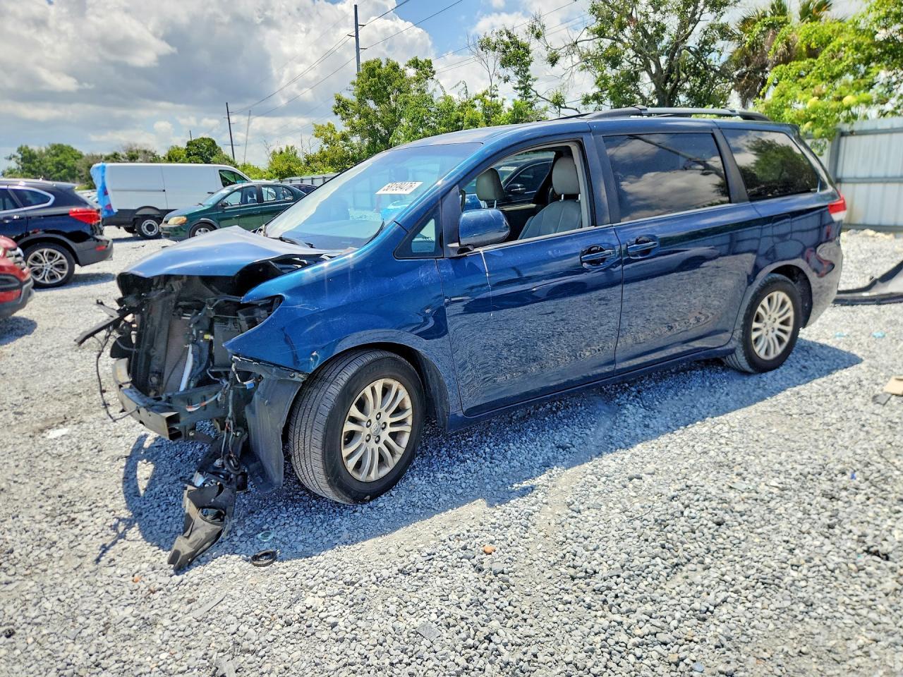 2011 TOYOTA SIENNA