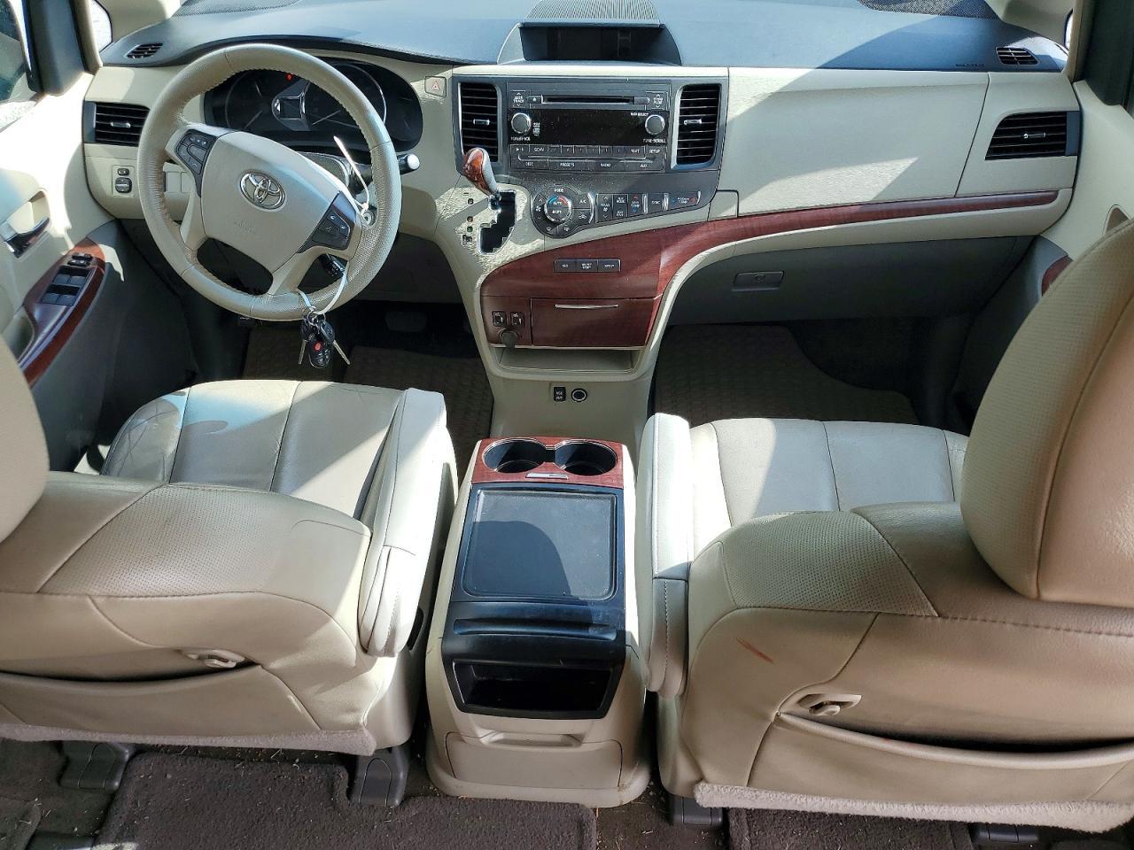 2013 TOYOTA SIENNA