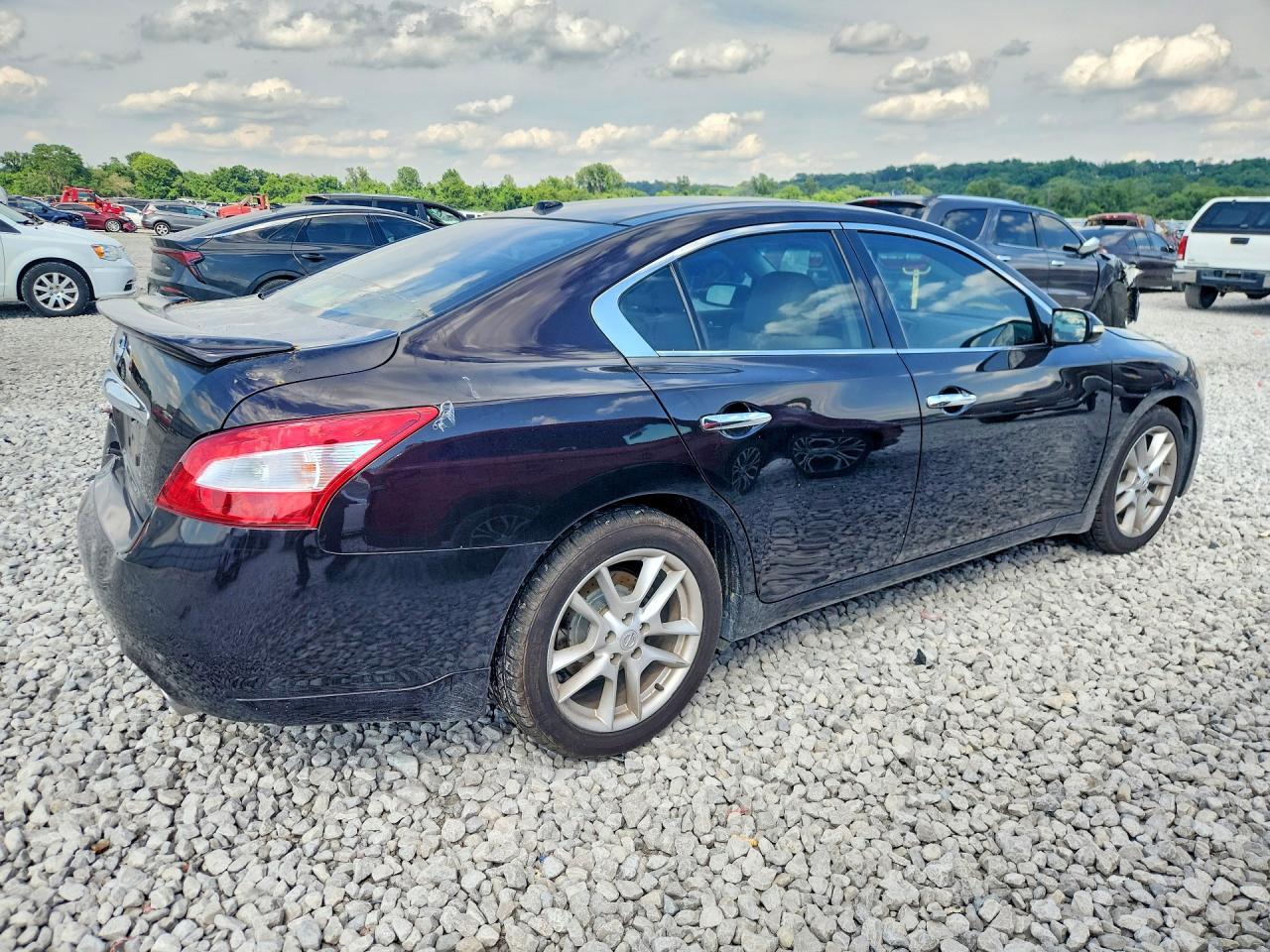 2011 NISSAN Maxima