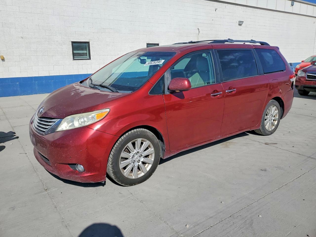 2011 TOYOTA SIENNA