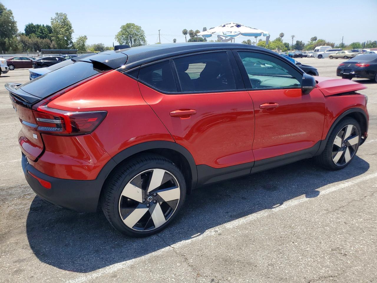 2022 VOLVO C40