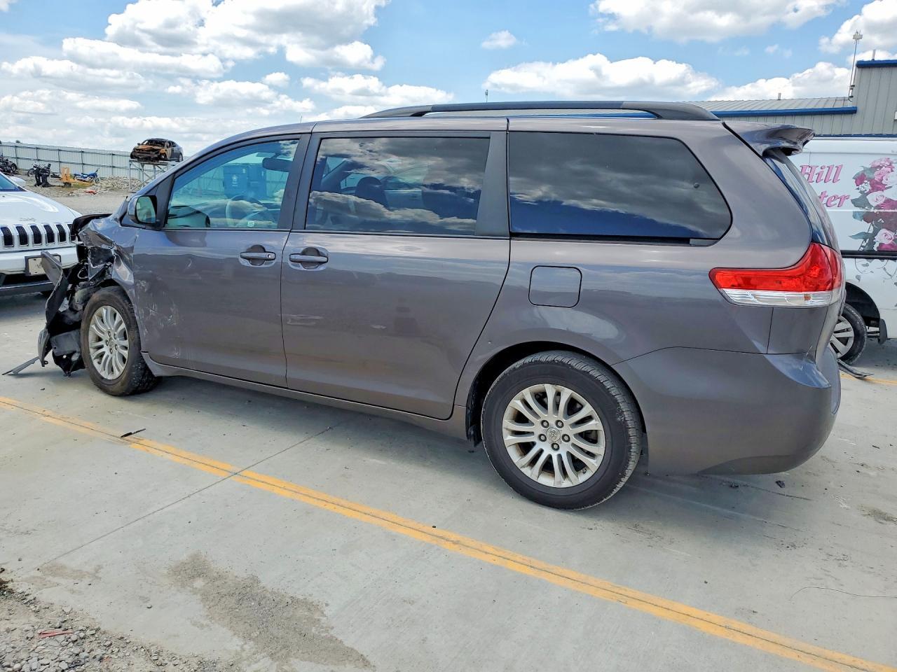 2013 TOYOTA SIENNA