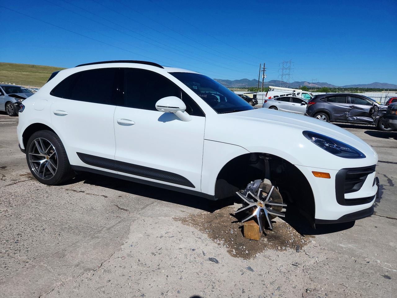 2025 PORSCHE Macan