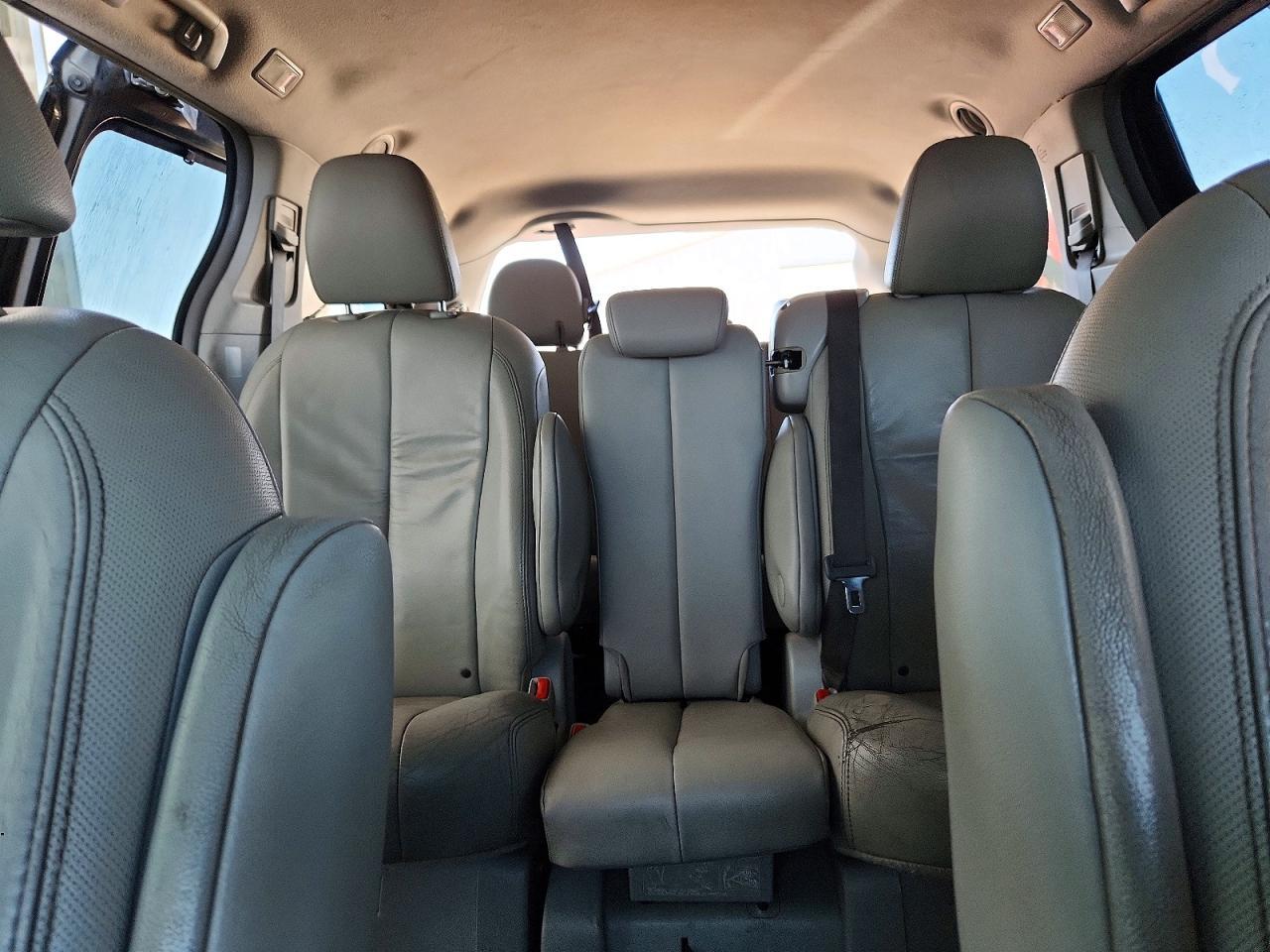 2011 TOYOTA SIENNA