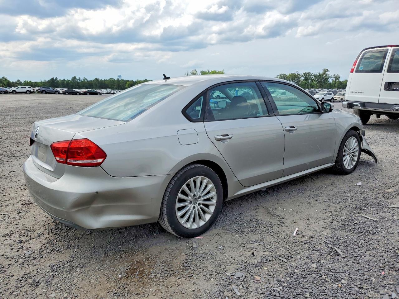 2014 VOLKSWAGEN Passat