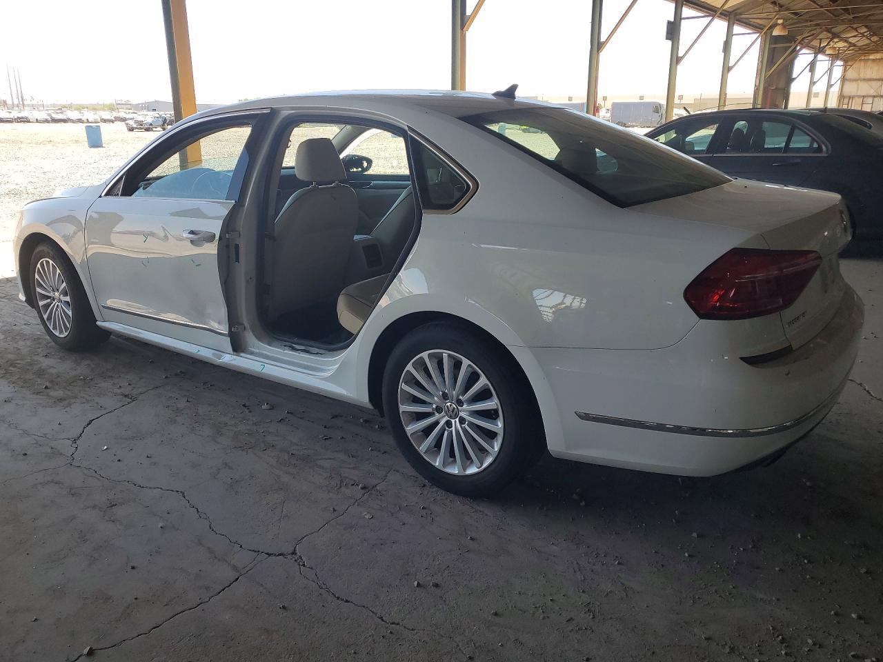 2016 VOLKSWAGEN Passat