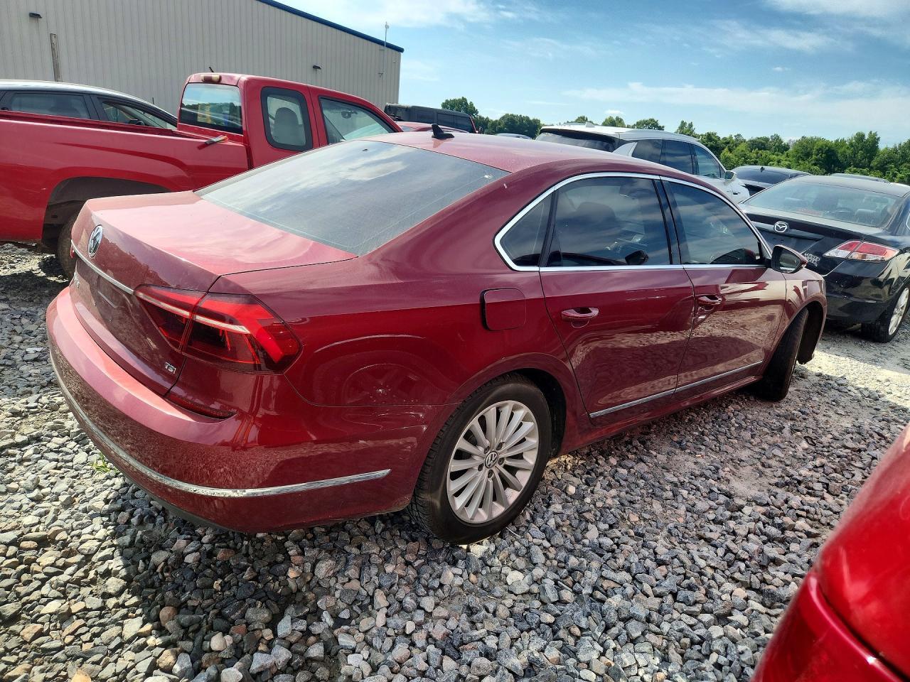 2017 VOLKSWAGEN Passat
