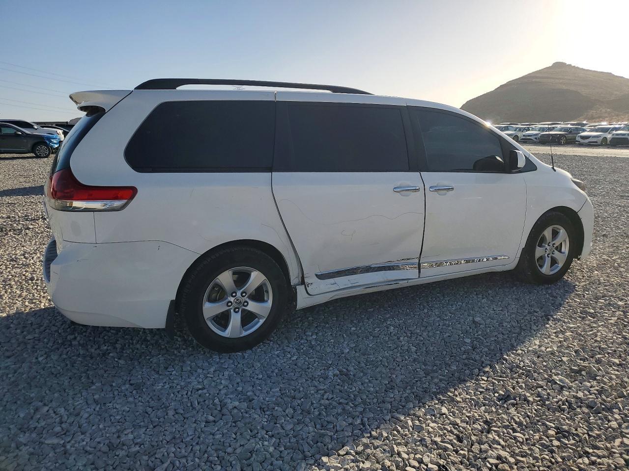 2011 TOYOTA SIENNA