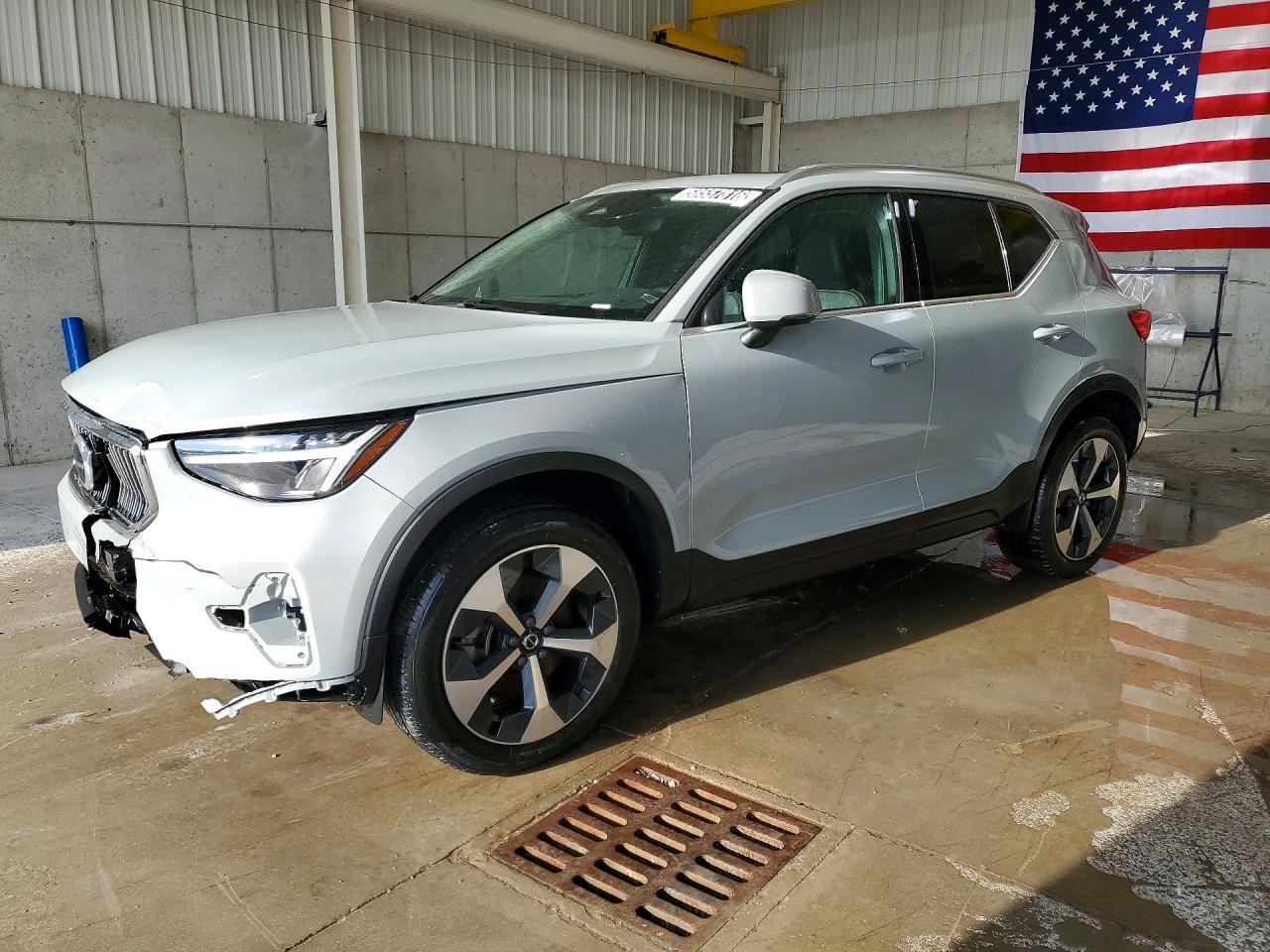 2025 VOLVO XC40