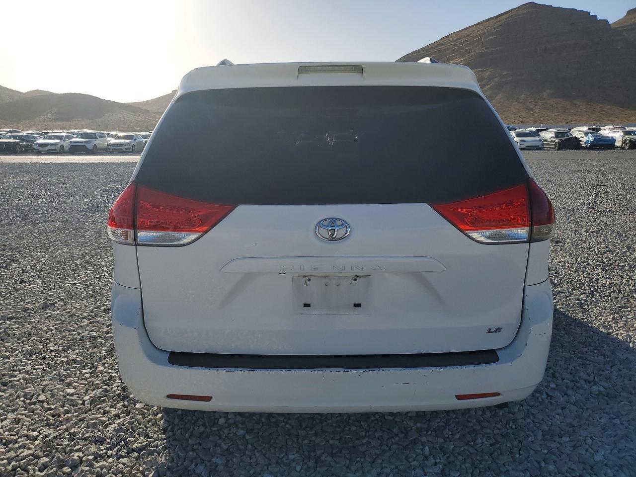 2011 TOYOTA SIENNA