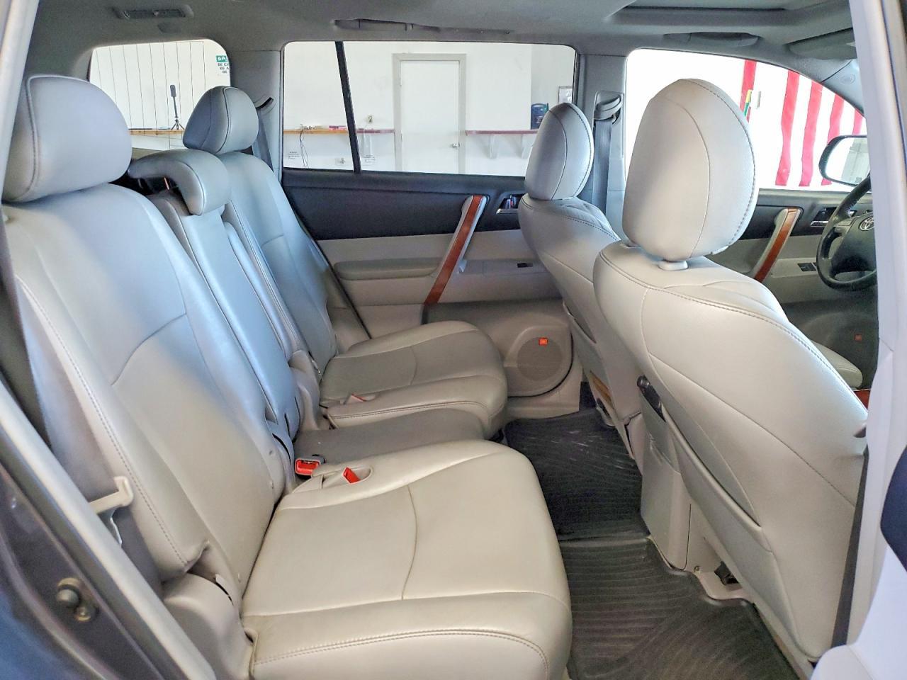 2010 TOYOTA HIGHLANDER