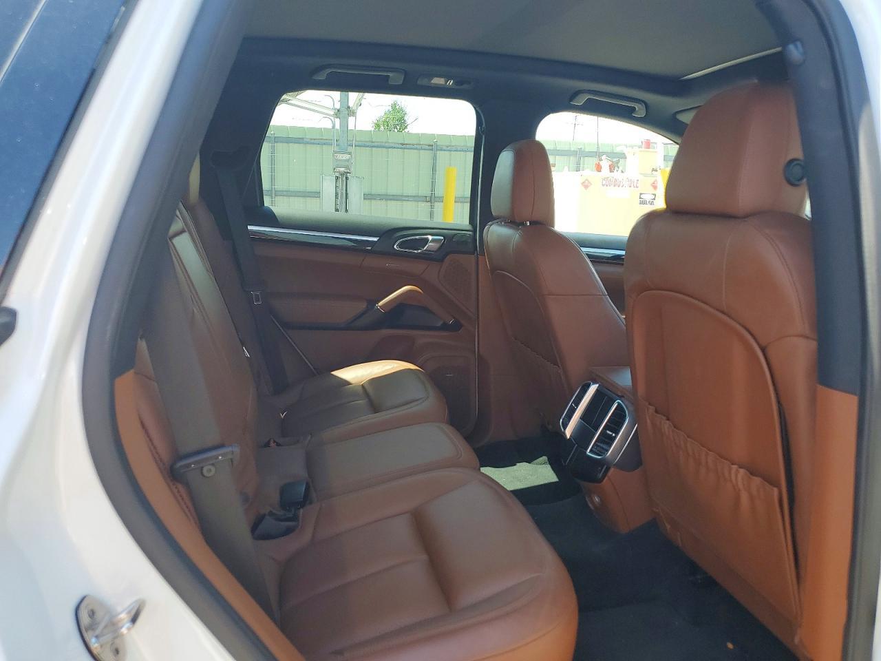 2016 PORSCHE CAYENNE