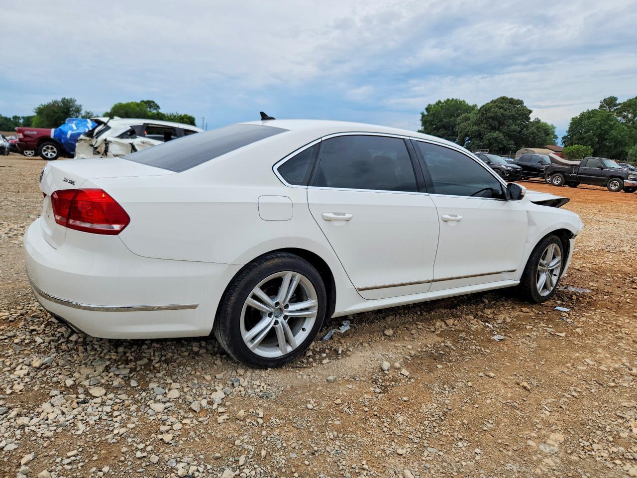 2013 VOLKSWAGEN Passat