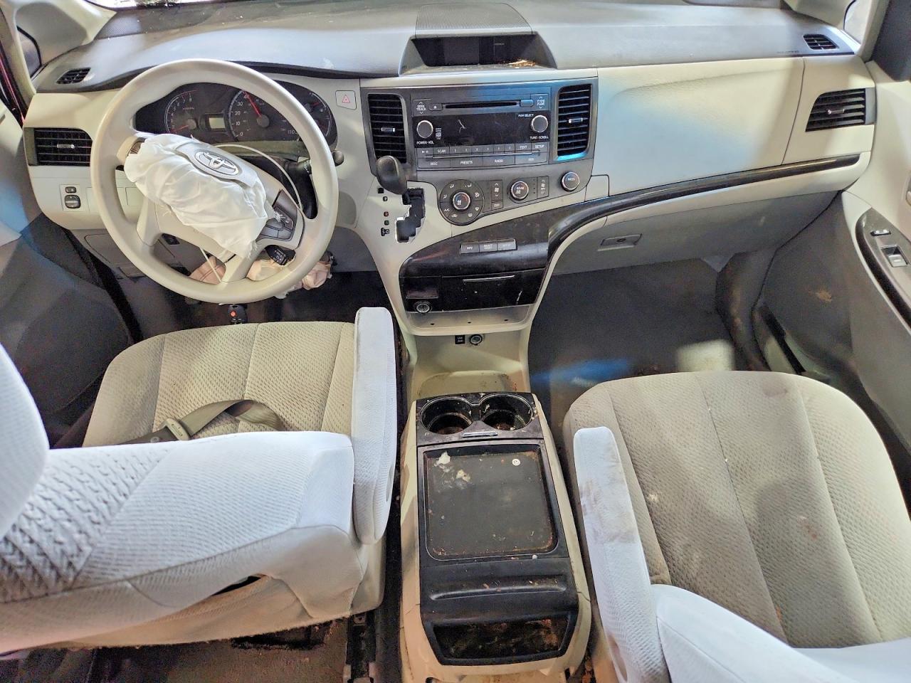 2011 TOYOTA SIENNA