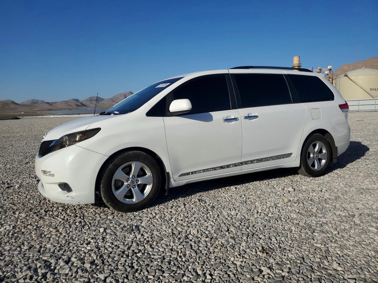 2011 TOYOTA SIENNA