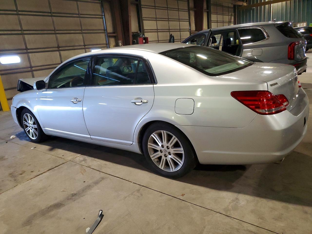 2005 TOYOTA Avalon