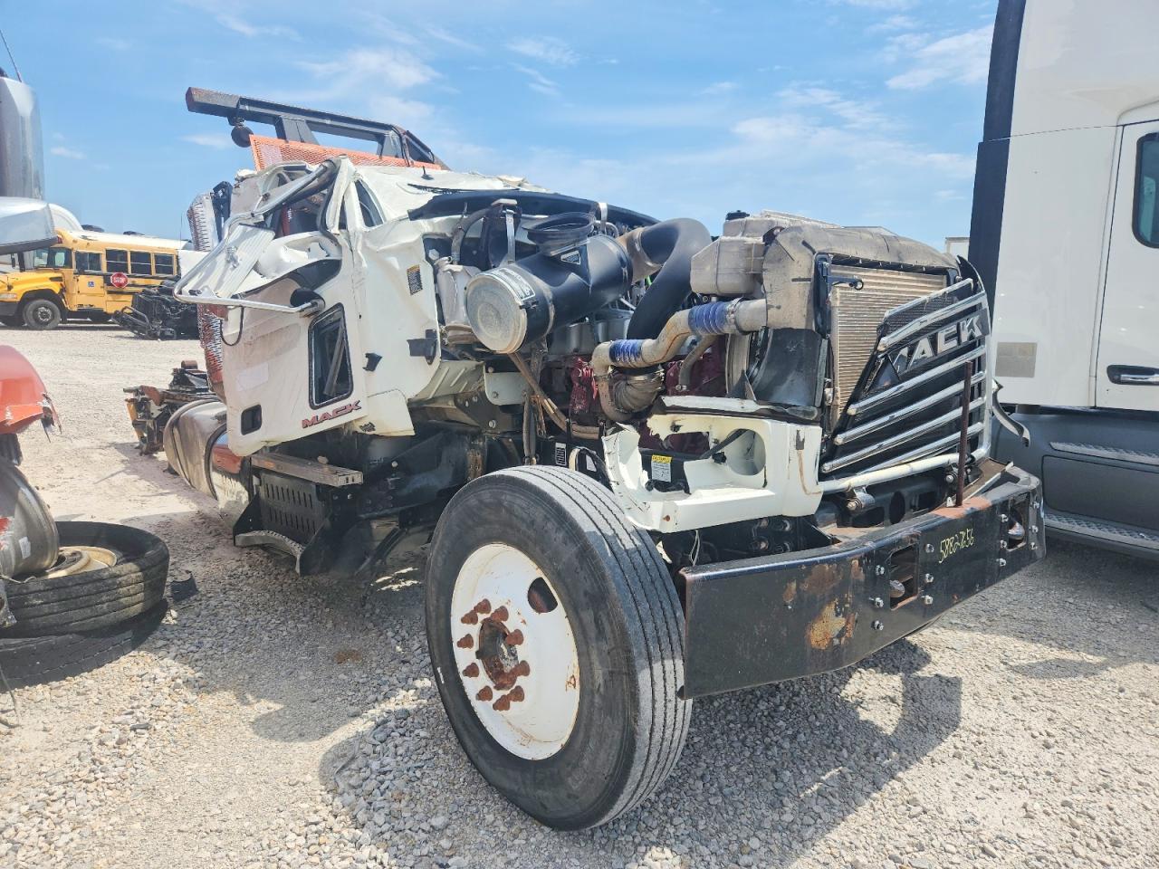 2015 MACK 700 GU700