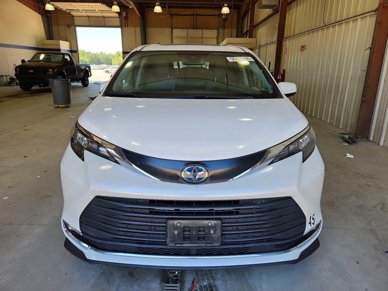 2024 TOYOTA SIENNA