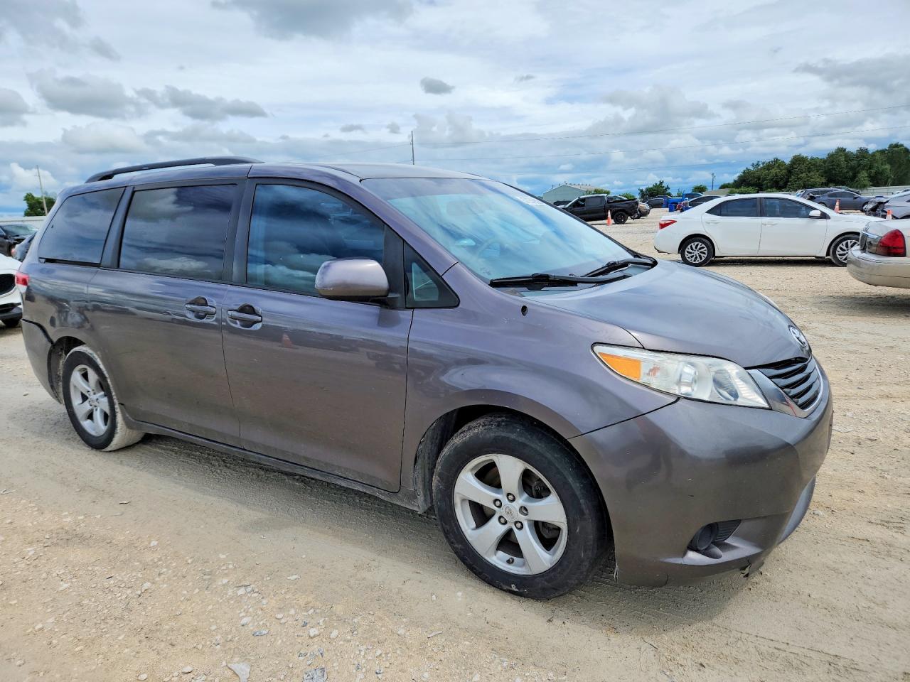 2011 TOYOTA SIENNA