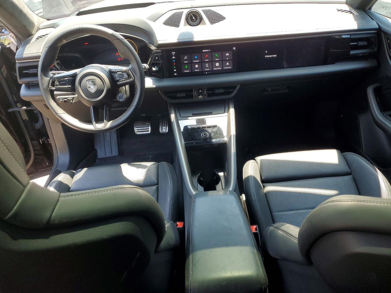 2024 PORSCHE Macan