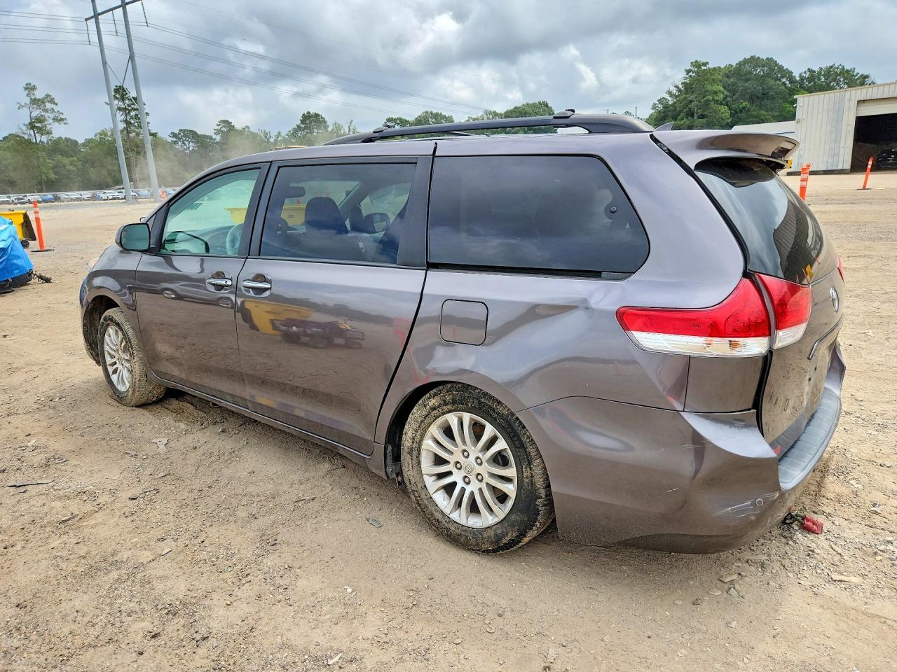 2012 TOYOTA SIENNA