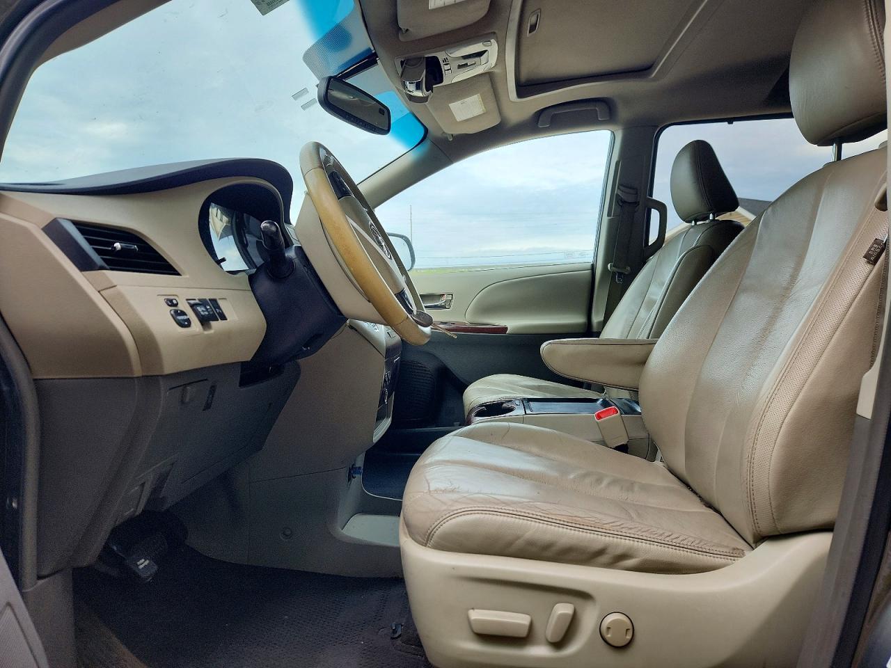 2011 TOYOTA SIENNA